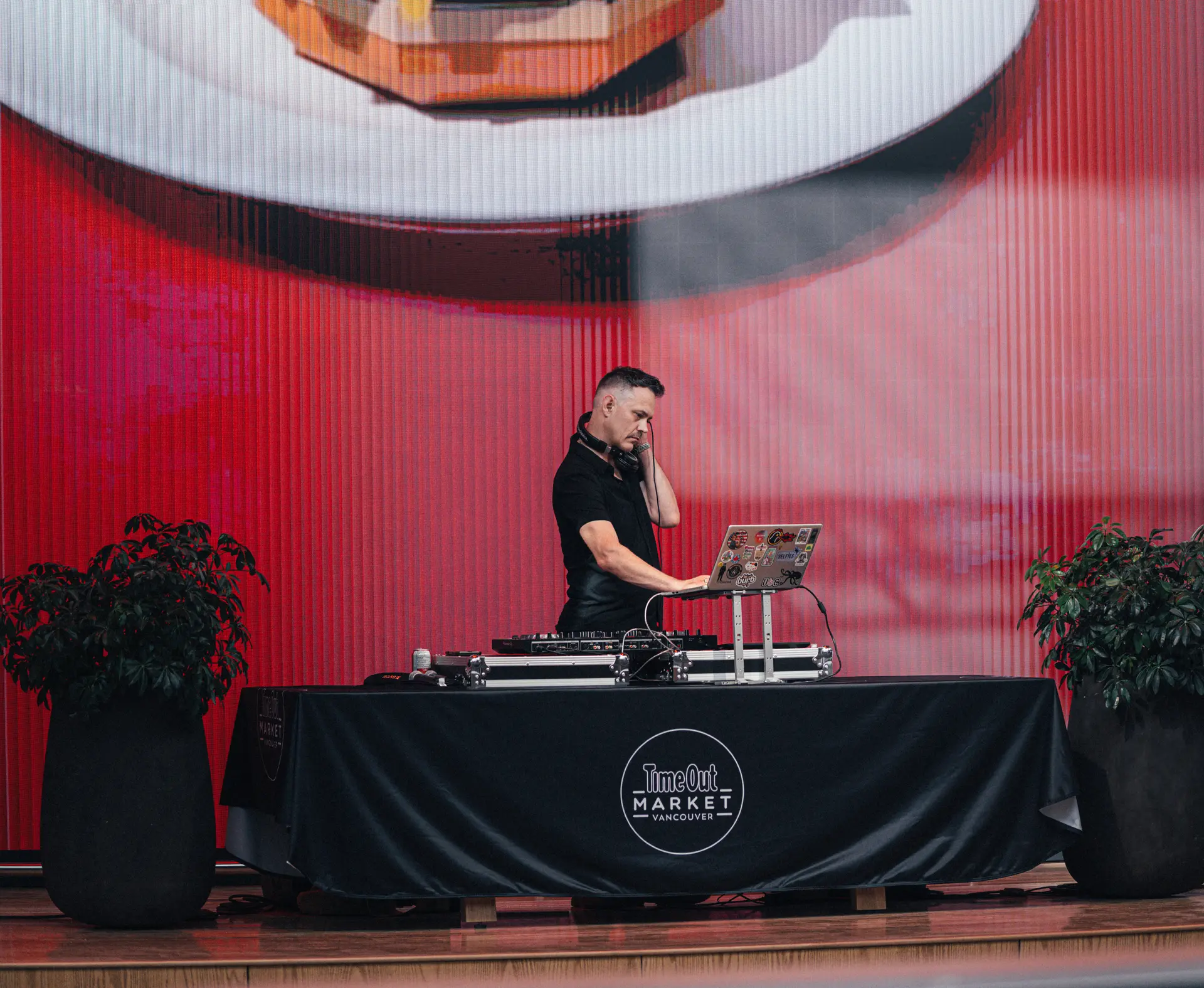 Enjoy Live Music & DJ's at the Market